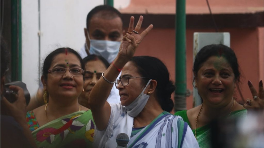 बंपर जीत के बाद विजयी मुद्रा में पश्चिम बंगाल की मुख्यमंत्री ममता बनर्जी (एक्सप्रेस फोटो)