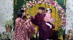 फैमिली फंक्शन में मनोज तिवारी ने गाया ‘रिंकिया के पापा’, लोग देने लगे ऐसी प्रतिक्रिया; देखें- VIDEO