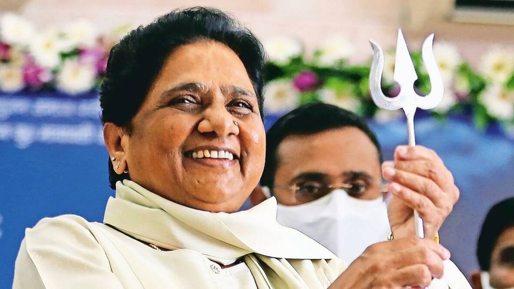 टीवी डिबेट में जब बसपा प्रवक्ता मायावती का गुणगान करने लगे तो भाजपा प्रवक्ता सुधांशु त्रिवेदी ने हुए कहा कि इनकी नेता इतनी महान हैं जिन्होंने कहा था कि देवी पर चढ़ावा मत चढ़ाओ मुझपर चढ़ावा चढ़ाओ। (एक्सप्रेस फाइल फोटो)  टीवी डिबेट में जब बसपा प्रवक्ता मायावती का गुणगान करने लगे तो भाजपा प्रवक्ता सुधांशु त्रिवेदी ने हुए कहा कि इनकी नेता इतनी महान हैं जिन्होंने कहा था कि देवी पर चढ़ावा मत चढ़ाओ मुझपर चढ़ावा चढ़ाओ। (एक्सप्रेस फाइल फोटो)