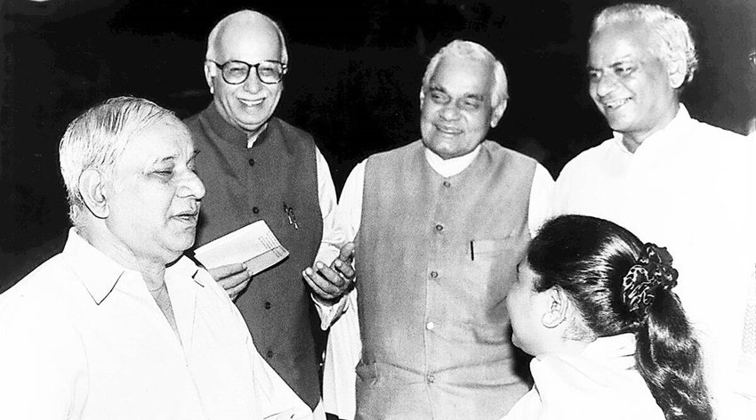 हालांकि राजनीतिक माहौल बदला तो बसपा का साथी भी बदल गया। भाजपा ने उन्हें बाहर से समर्थन देकर सरकार बनवाई थी। सरकार ज्यादा दिन चल नहीं चल पाई और 1996 में चुनाव हो गये। पहले कार्यकाल में मायावती मात्र 137 दिनों तक ही मुख्यमंत्री रह पाई थीं।  गौरतलब है कि 1995 में ही बहुचर्चित लखनऊ गेस्ट हाउस कांड भी हुआ था। (यह भी पढ़ें: जब गेस्ट हाउस कांड के बाद प्लेन में टकरा गए थे मायावती और मुलायम, सुरक्षाकर्मियों के फूल गए थे हाथ-पांव )