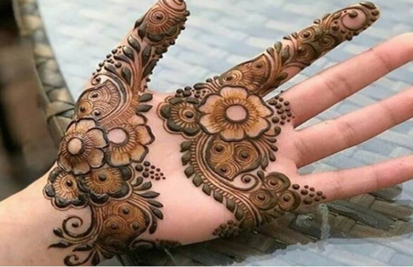 Karwa Chauth 2021: मेहंदी के बिना अधूरा माना जाता है करवा चौथ, यहां देखें लेटेस्ट और ट्रेंडिंग डिजाइन