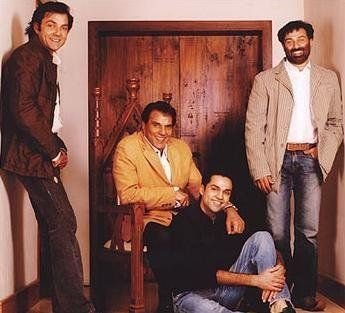धर्मेंद्र का कहना था कि उस सीन में उसके लिए कठोर बनना अच्छा नहीं लगा था। बता दें कि धर्मेंद्र और अजीत का परिवार आज भी एक ही घर में रहता है।