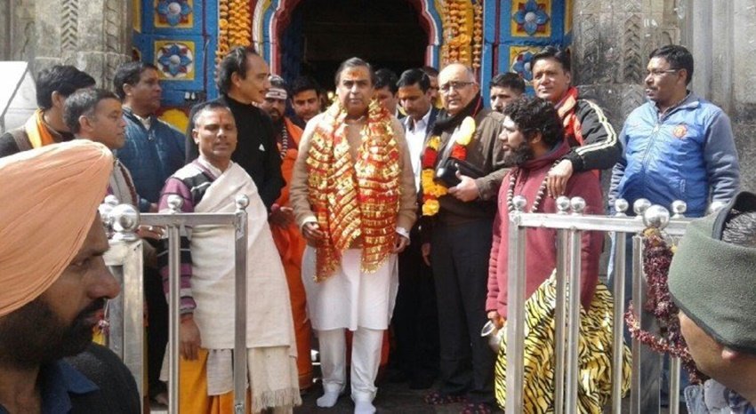 उत्तराखंड के बद्रीनाथ मंदिर में मुकेश अंबानी।