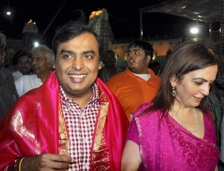 तिरुपति बालाजी मंदिर में पत्नी नीता अंबानी औऱ बेटे अनंत के साथ रिलायंस प्रमुख।