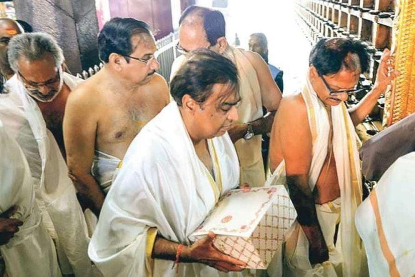 गुरुवय्यूर मंदिर में मुकेश अंबानी।