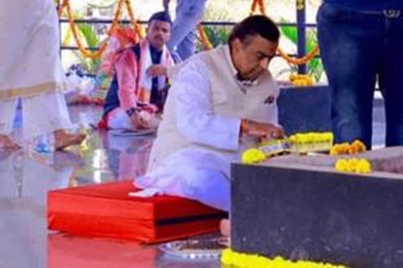 कृष्ण काली मंदिर में पूजा अर्चना करते मुकेश अंबानी।