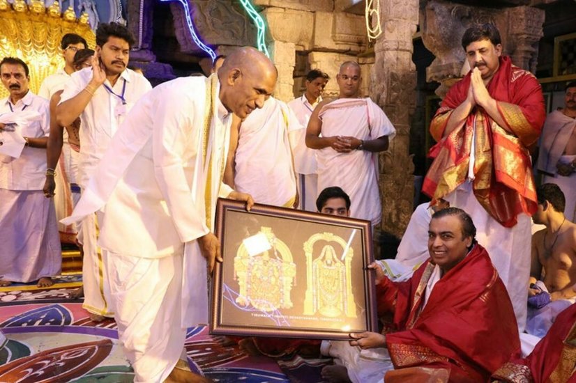 तिरुपति बालाजी मंदिर के पुजारी मुकेश अंबानी को स्मृति चिन्ह देते हुए।