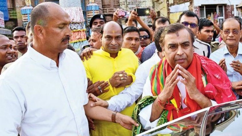 भगवान जगन्नाथ पुरी के दर्शन करते हुए मुकेश अंबानी