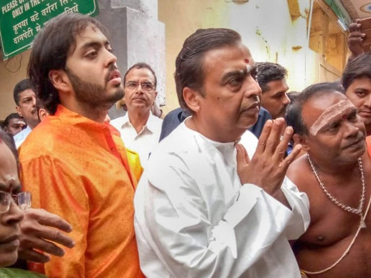 रामेश्वरम मंदिर में बेटे अनंत के साथ मुकेश अंबानी।