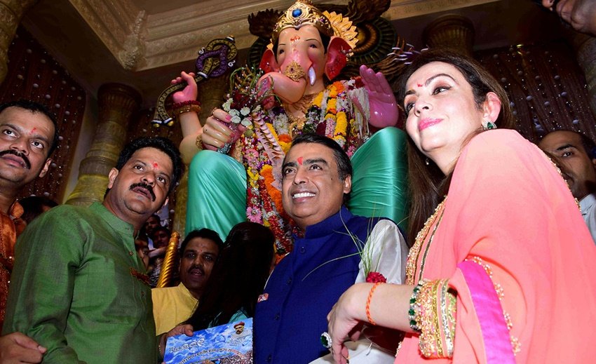 मुंबई में लालबाग के राजा गणपति के दर्शन करते हुए नीता और मुकेश अंबानी।