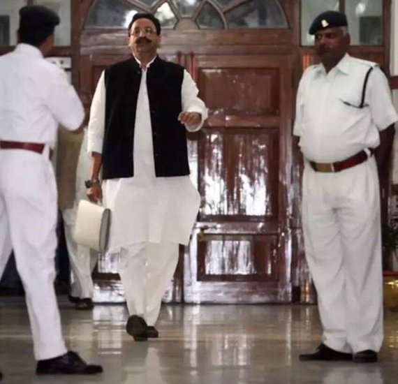 मुख्तार अंसारी हत्या रंगदारी फिरौती जैसे कई संगीन मामलों में जेल में बंद हैं। वह जेल में रहते हुए ही पिछले तीन बार से यूपी विधानसभा का चुनाव जीतते आ रहे हैं। अभी भी वह जेल में हैं। देखना होगा कि क्या पहले की तरह इस बार भी वह अंदर से ही चुनाव लड़कर जीत पाते हैं ये नहीं।