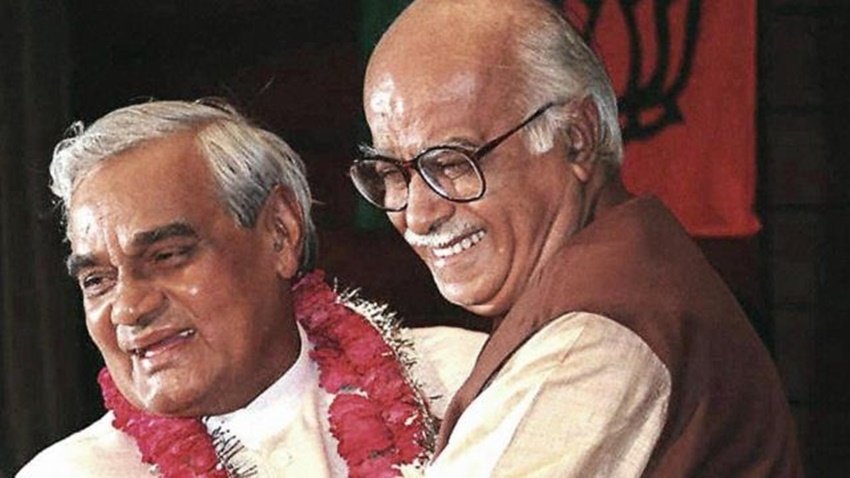 पूर्व पीएम अटल बिहारी वाजपेयी और लाल कृष्ण आडवाणी ने कई दशक एक दूसरे के सहकर्मी और दोस्त की तरह बिताए। अगस्त 2018 में अटल बिहारी के निधन के बाद आडवाणी अकेले रह गए।
