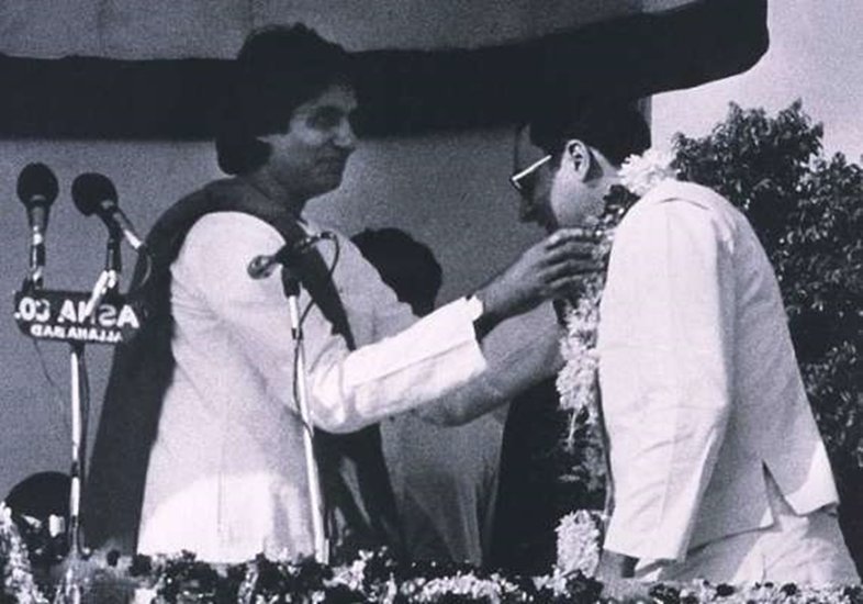 अमिताभ बच्चन और राजीव गांधी की दोस्ती भी जगजाहिर थी। बचपन से ही अमिताभ और राजीव दोस्त थे। राजीव गांधी के कहने पर ही अमिताभ ने राजनीति में कदम भी रखा था।राजीव गांधी की हत्या ने अमिताभ से उनका बेहतरीन दोस्त छीन लिया। राजीव गांधी के निधन के बाद अमिताभ के गांधी परिवार से रिश्ते भी खराब हो गए। (यह भी पढ़ें - 13 महीने छोटे हैं अखिलेश योगी आदित्यनाथ से, जानिए इन 10 विरोधी नेताओं के बीच है कितने साल का अंतर)