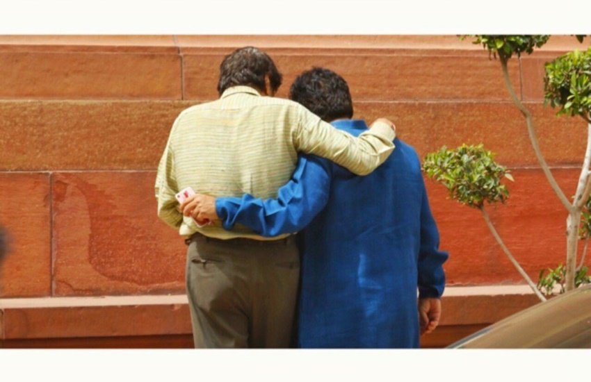 राजनीति के लिए कहा जाता है कि यहां ना तो कोई स्थाई साथी होता है और ना स्थाई दुश्मन। हालांकि कई राजनेताओं के बीच आजीवन दोस्ती रही। मौत ही दोनों दोस्तों को अलग कर पाई थी। लेकिन कुछ राजनेता ऐसे भी हैं जो पहले तो अच्छे दोस्त थे लेकिन फिर परिस्थितियां ऐसी बनी कि दोनों एक दूसरे के विरोधी बन गए। आइए डालते हैं ऐसे ही चंद नामों पर एक नजर: 