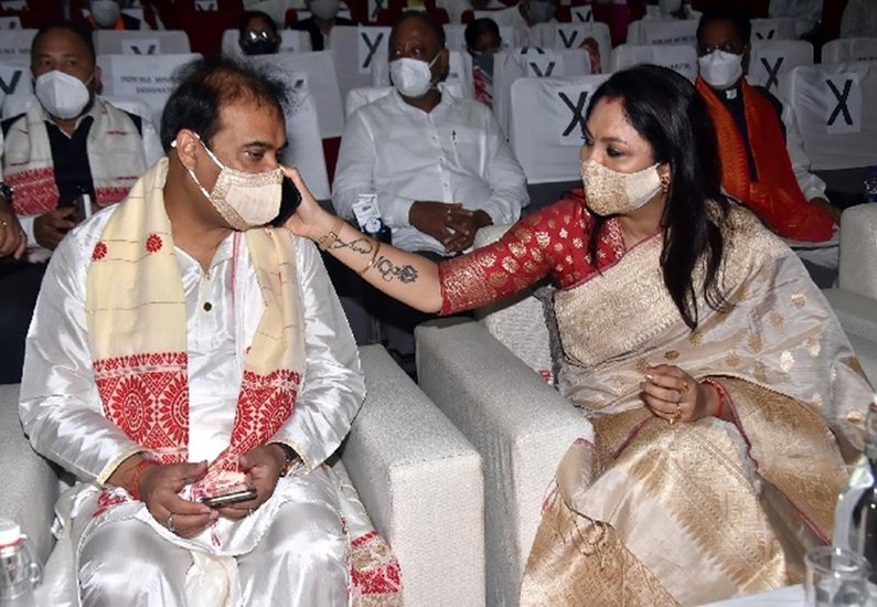 असम के मुख्यमंत्री हिमंत बिस्वा सरमा की पत्नी रिनिकी भुइयां हैं। दोनों ने प्रेम विवाह किया है। दोनों एक साथ पढ़ते थे। (यह भी पढ़ें- फिल्मी है हिमंत बिस्वा सरमा की लव स्टोरी, होने वाली सास से कह दिया था- एक दिन बनूंगा सीएम)