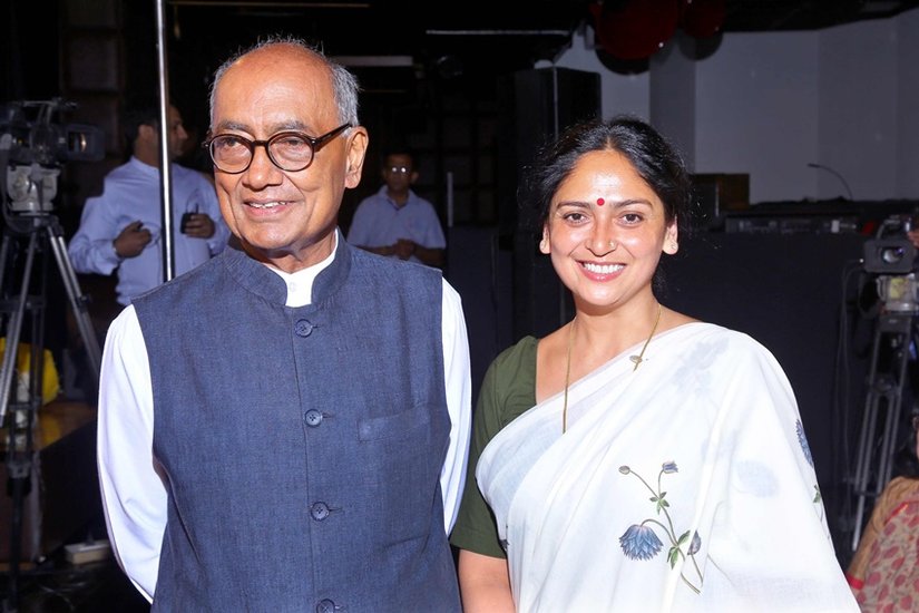 दिग्विजय सिंह मध्य प्रदेश के मुख्यमंत्री रहे हैं। पहली पत्नी के निधन के बाद उन्होंने पत्रकार रहीं अमृता राय संग लव मैरिज की थी। (यह भी पढ़ें- कोई 74 तो कोई 64 साल में बना था दूल्हा, इन 6 चर्चित नेताओं ने काफी बड़ी उम्र में रचाई शादी)