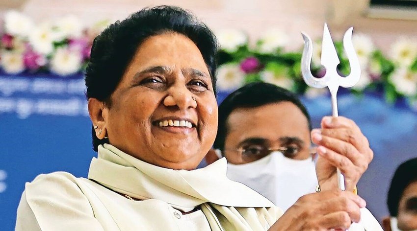 इसके बाद नाम आता है मायावती का। मायावती 13 मई 2007 से 15 मार्च 2012 तक लगातार 4 साल और 307 दिनों तक राज्य के सीएम की कुर्सी पर काबिज रहीं। (यह भी पढ़ें: जिस पर लगा था पति के मर्डर का आरोप उन्हीं से रचाई है शादी, चर्चित राजघराने की बहू हैं BJP की अमीता सिंह)