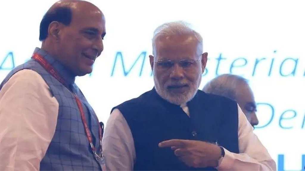 नई दिल्ली में आयोजित एक कार्यक्रम में रक्षा मंत्री राजनाथ सिंह ने कहा कि महात्मा गांधी के बाद मोदी ही एक ऐसे नेता हैं जिन्हे भारतीय समाज और इसके मनोविज्ञान पर गहरी पकड़ है। (एक्सप्रेस फोटो) नई दिल्ली में आयोजित एक कार्यक्रम में रक्षा मंत्री राजनाथ सिंह ने कहा कि महात्मा गांधी के बाद मोदी ही एक ऐसे नेता हैं जिन्हे भारतीय समाज और इसके मनोविज्ञान पर गहरी पकड़ है। (एक्सप्रेस फोटो)