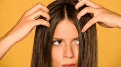 Hair Care: शैंपू के बावजूद ऑयली हो जाते हैं बाल? इन घरेलू टिप्स से दूर करें चिपचिपाहट
