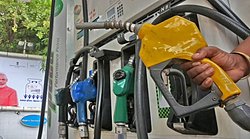 दिल्ली में अभी महंगा है पेट्रोल और डीजल, टंकी भरवाने को अब यूपी सीमा की तरफ मुड़ रहे वाहन