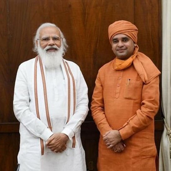 राजस्थान की अलवर सीट से बीजेपी के सांसद योगी बालकनाथ भी नाथ संप्रदाय से हैं। संन्यासी बनने से पहले उनका नाम गुरुमुख था। बाद में वह योगी बालकनाथ हो गए।
