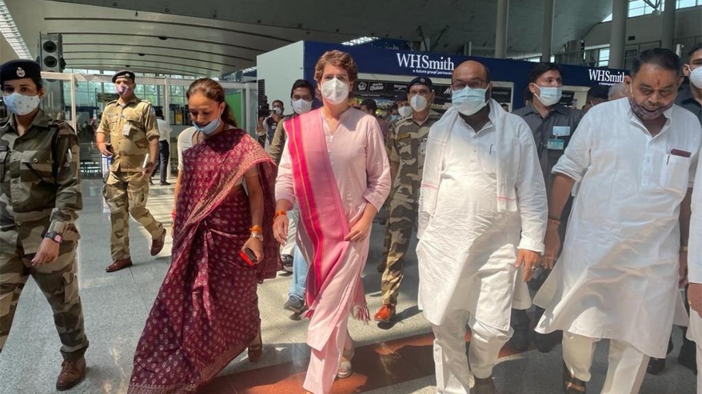 वाराणसी में होने वाली किसान न्याय रैली में शामिल होने के लिए प्रियंका गांधी रविवार को बाबतपुर हवाई अड्डे पर उतरीं। (फोटो: ट्विटर/ कांग्रेस)
