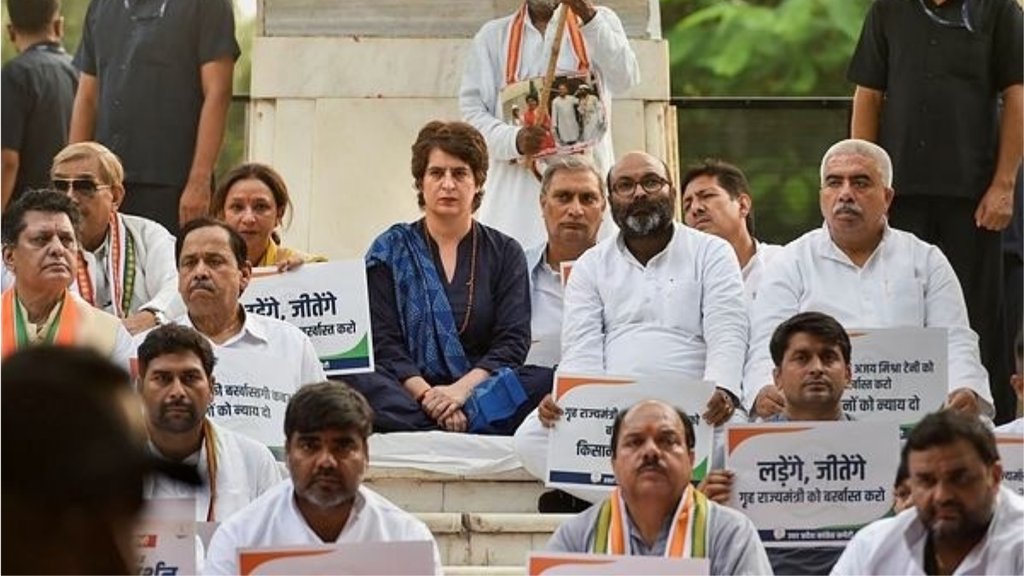 कांग्रेस महासचिव प्रियंका गांधी ने सोमवार को लखीमपुर खीरी में हुई हिंसा के विरोध में लखनऊ के हजरतगंज स्थित गांधी प्रतिमा पर मौन व्रत रखा। (फोटो: पीटीआई)
