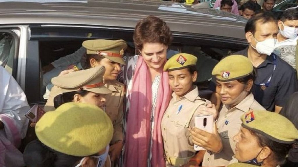 कांग्रेस महासचिव प्रियंका गांधी के साथ सेल्फी लेती हुई महिला पुलिसकर्मी । (फोटो - ट्विटर/ priyankagandhi)