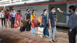 नवरात्रि से पहले कोरोना के रोजाना मामलों में उछाल, त्योहारों से पहले स्वास्थ्य मंत्रालय ने भी चेताया; रेलवे ने बढ़ाई कोविड SOP की मियाद
