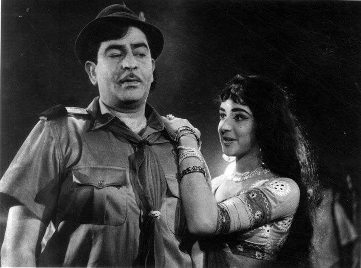 हेमा मालिनी: बियॉन्ड द ड्रीम गर्ल’ के अनुसार राज कपूर ने पोस्टर पर ‘राज कपूर की ड्रीम गर्ल’ लिखवाया था। ये टैग लोगों को क्लिक कर गया था।