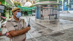 श्रीगंगानगरः किसानों ने पुलिस को बनाया बंधक, पानी की मांग को लेकर एसडीएम ऑफिस पर जड़ दिया ताला