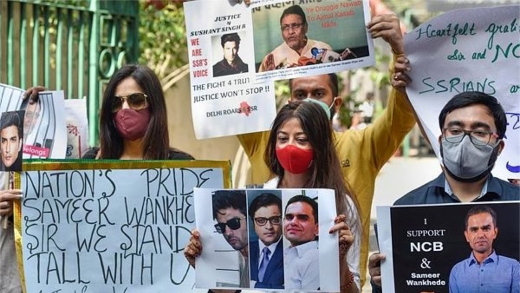 मंगलवार को दिल्ली स्थित एनसीबी मुख्यालय के बाहर कई संगठनों के लोगों ने समीर वानखेड़े के समर्थन में प्रदर्शन किया। (फोटो: पीटीआई)