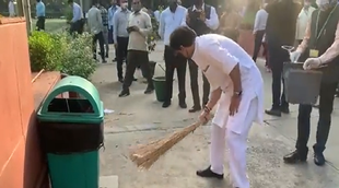 Jyotiraditya Scindia, VIDEO of Scindia, Scindia Sweeping, Viral Video, Modi Government