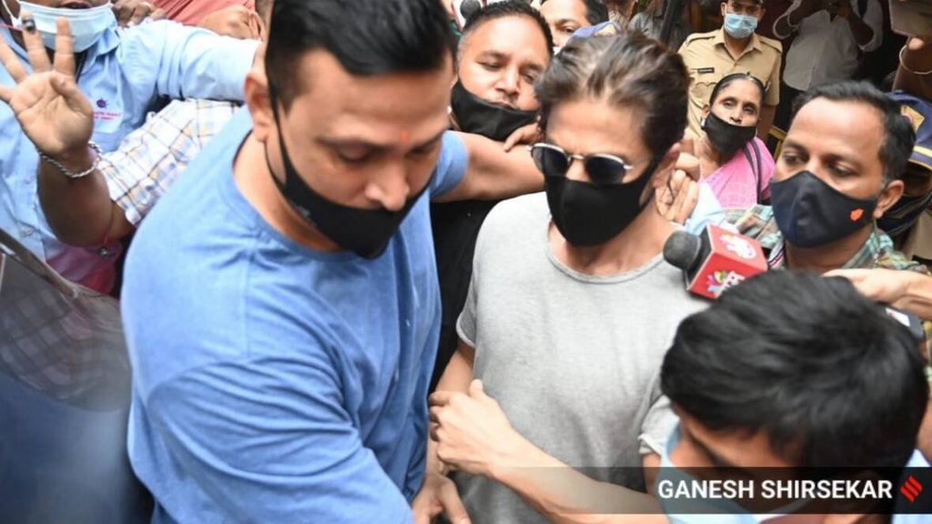 बीते दिनों फिल्म अभिनेता शाहरुख़ खान जेल में बंद अपने बेटे आर्यन खान से मिलने भी पहुंचे थे। (एक्सप्रेस फोटो)