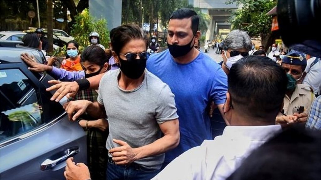 फिल्म अभिनेता शाहरुख़ खान खुद ही बेटे आर्यन खान को लेने के लिए जेल पहुंचे हैं। (फाइल फोटो: पीटीआई) फिल्म अभिनेता शाहरुख़ खान खुद ही बेटे आर्यन खान को लेने के लिए जेल पहुंचे हैं। (फाइल फोटो: पीटीआई)