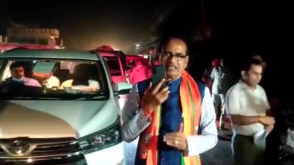 मध्यप्रदेश के खंडवा में सड़क पर खड़े होकर वर्चुअल तरीके से सभा को संबोधित करते मुख्यमंत्री शिवराज सिंह चौहान (फोटो: ट्विटर/ BJP4MP) 