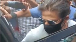 बेटे आर्यन से मिलने आर्थर रोड जेल पहुंचे शाहरुख खान, 15 मिनट चली मुलाकात; देखें VIDEO