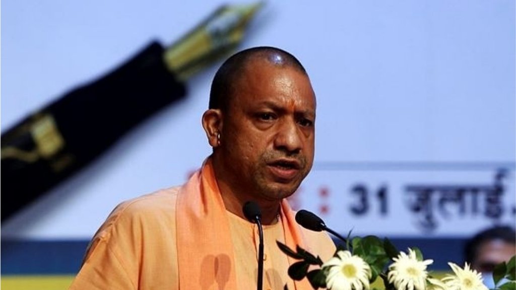 लखनऊ में एक कार्यक्रम में योगी आदित्यनाथ ने विपक्षी दलों पर निशाना साधते हुए कहा कि जब उनकी सरकार बनती है तो उनको अपने-अपने परिवार से फुर्सत नहीं होती है। (एक्सप्रेस फोटो)