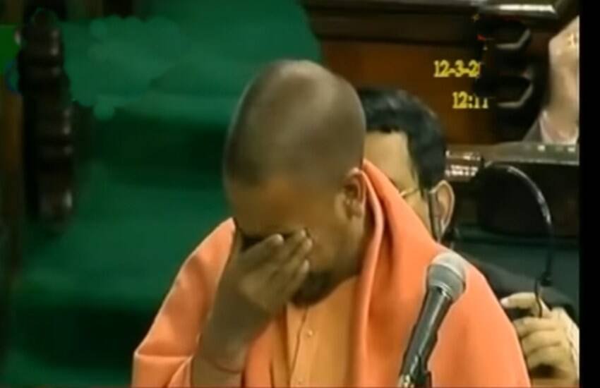साल 2006 में मुलायम सिंह यादव की सरकार में 11 दिन जेल में योगी को डाला गया था। बाहर आने के बाद योगी ने संसद में पुलिस की बर्बाता और आम लोगों के अधिकार पर अपनी बात रखते हुए वह रो पड़े थे।