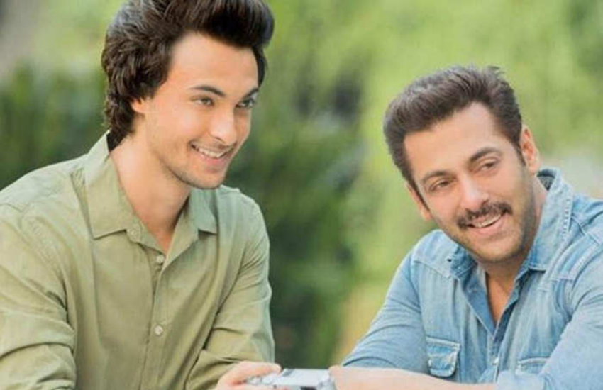 आयुष ने बताया कि वह उन्हें घोड़ी से उतारने आए थे और वह उनके ही ऊपर गिर पड़े थे।