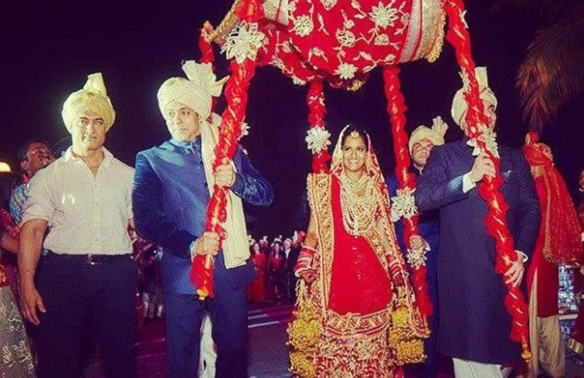 आयुष का कहना था कि तभी उनकी सलवार उनके पैरों में अटक गई और वह आमिर भाई के ऊपर जा गिरे।