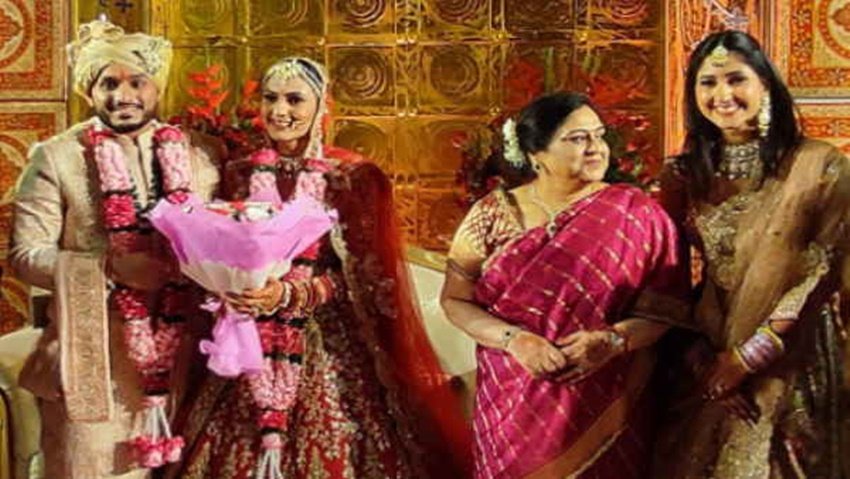 अखिलेश दास दिवंगत पूर्व मुख्यमंत्री बाबू बनारसी दास के बेटे हैं। अखिलेश लखनऊ के मेयर और केंद्रीय मंत्री भी रह चुके हैं।
