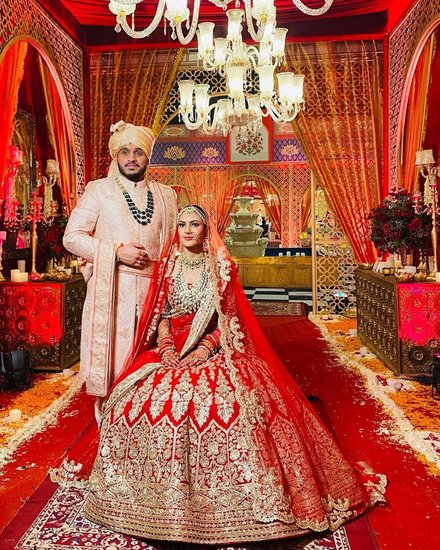 देवांशी सिंह के पति का नाम विराज दास है। विराज अखिलेश औऱ अलका दास के बेटे हैं।