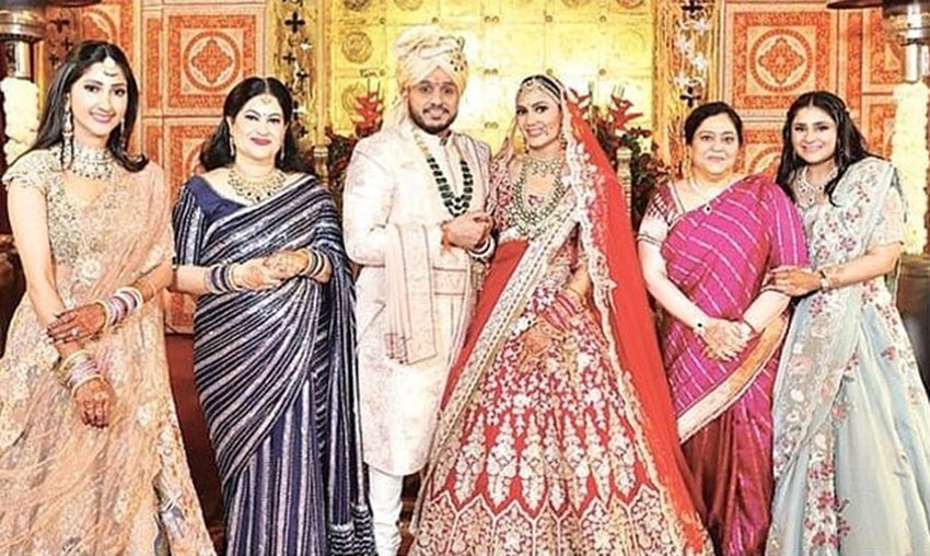 इस शादी में राजनीति के कई चर्चित चेहरे शामिल हुए।
