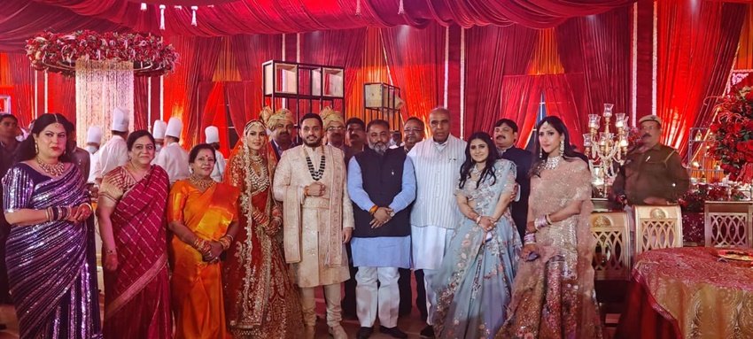 अखिलेश दास लंबे समय तक बसपा में भी रहे हैं। बसपा में रहने के दौरान वह पार्टी चीफ मायावती के बेहद खास लोगों में शामिल थे।