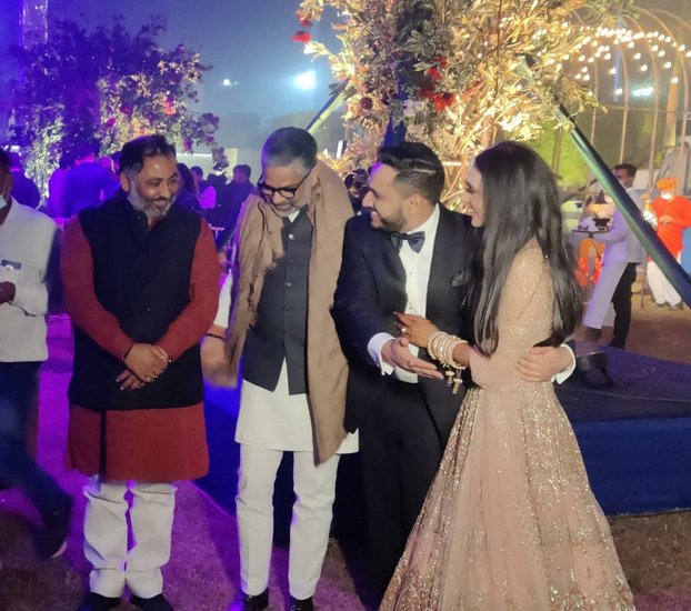 नव विवाहित दंपत्ति को आशीर्वाद देने कई राजनेता पहुंचे थे।