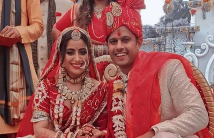 सीरियल 'गुम है किसी के प्यार में' (Ghum Hai Kisikey Pyaar Meiin) में विराट ऑनस्क्रीन अपनी पत्नी सई से बेइंतहा प्यार करता है लेकिन असल जिंदगी में उसे आज भी पाखी यानी ऐश्वर्या शर्मा से ही प्यार है। खास बात ये है कि अब आज 30 नवबर को ये जोड़ी शादी के बंधन में बंधने जा रही है।