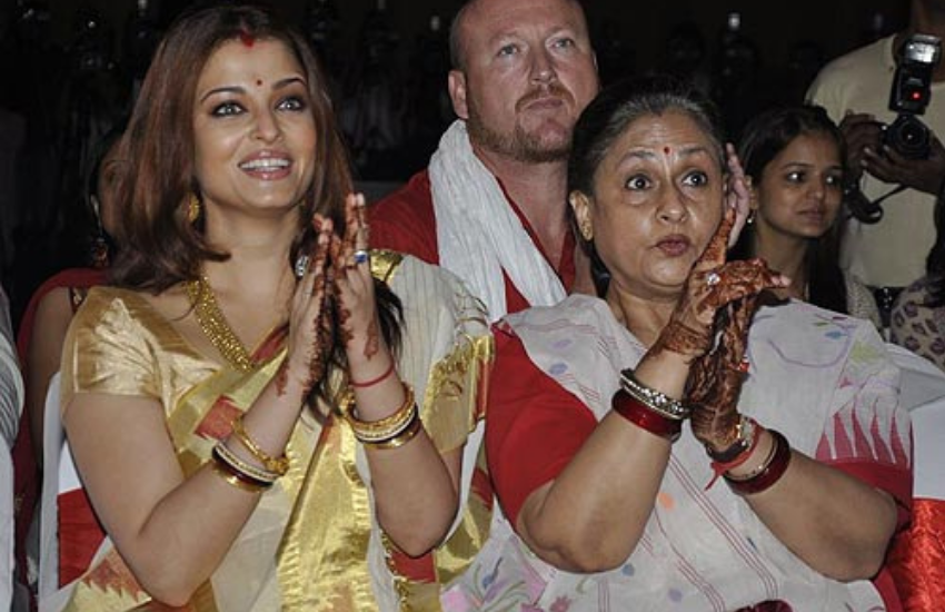 साल 2010 में पहली बार ऐश्वर्या राय अपनी सास जया बच्चन के साथ एक इवेंट में बंगाली तरीके से साड़ी पहने नजर आई थीं।