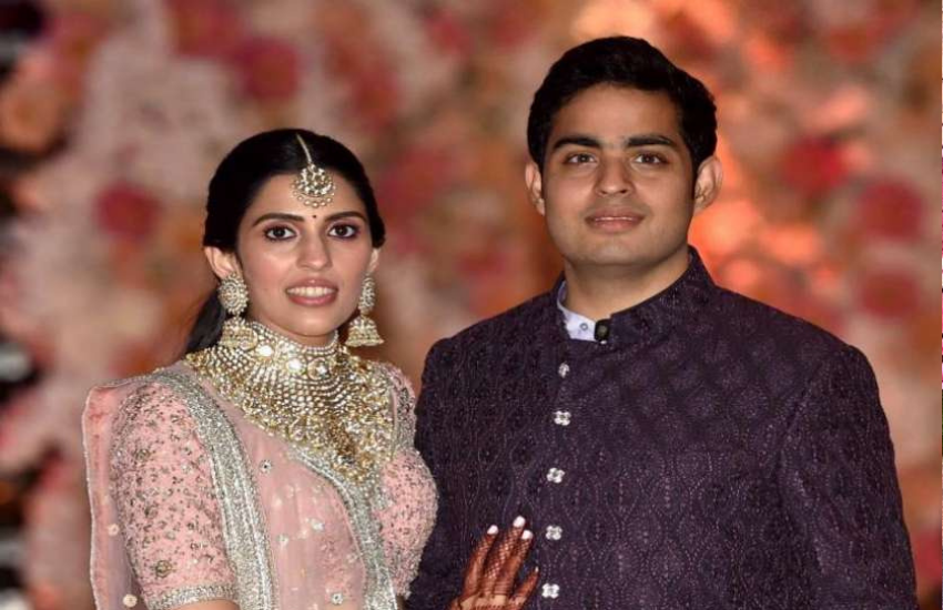 मुकेश और नीता की बेटी ईशा अंबानी की शादी के बाद आकाश और श्लोका की शादी हुई थी। इसे भी पढ़ें-ऐश्वर्या राय की मेहंदी से शादी तक की देखें तस्वीरें, अमिताभ-जया बच्चन ने कुछ ऐसे जमाया था रंग