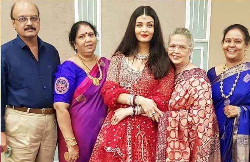 ऐश अपनी मां वृंदा राय के साथ मौसी और मौसा के घर शादी में पहुंची थीं। Photos: Social Media